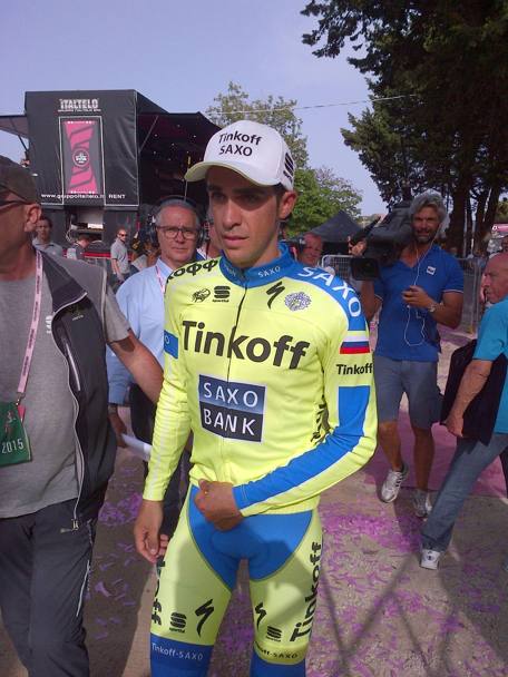 Sceso dal palco ecco la smorfia di dolore sul viso di Contador nella foto scattata dal nostro inviato Claudio Ghisalberti